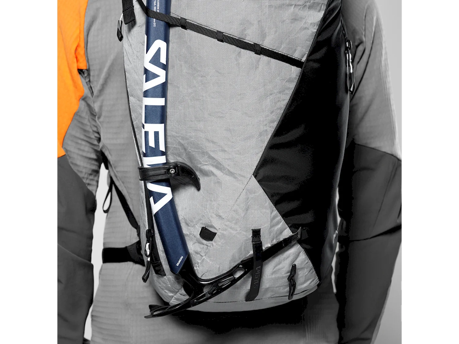 Jak troczyć czekan do plecaka wspinaczkowego